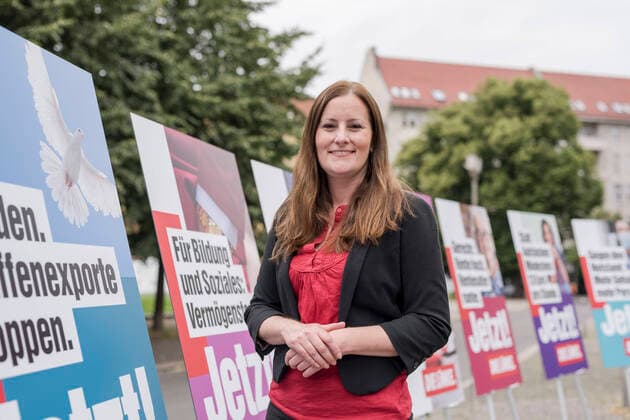 Bundestagswahl 2021: Janine Wissler Deutschland, Berlin: Janine Wissler und Dietmar Bartsch, gemeinsam mit dem Bundesgeschäftsführer, Jörg Schindler, stellen die Plakatkampagne der Partei Die Linke zur Bundestagswahl 2021 vor.