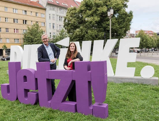 Bundestagswahl 2021: Janine Wissler und Dietmar Bartsch Deutschland, Berlin: Janine Wissler und Dietmar Bartsch, gemeinsam mit dem Bundesgeschäftsführer, Jörg Schindler, stellen die Plakatkampagne der Partei Die Linke zur Bundestagswahl 2021 vor.