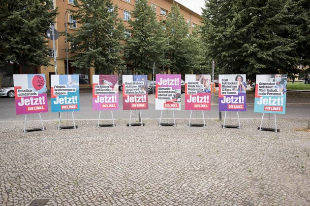 Bundestagswahl 2021: Plakatkampagne der Partei Die Linke Deutschland, Berlin: Janine Wissler und Dietmar Bartsch, gemeinsam mit dem Bundesgeschäftsführer, Jörg Schindler, stellen die Plakatkampagne der Partei Die Linke zur Bundestagswahl 2021 vor.