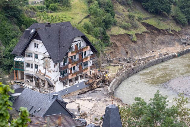 19.07.2021 , Mayschoß ist eine Ortsgemeinde im Landkreis Ahrweiler in Rheinland-Pfalz. Sie gehört der Verbandsgemeinde Altenahr an. Hier hat das Hochwasser extrem gewütet , die Bewohner des Ortes warteten tagelang auf Hilfe , nun ist seit Sonntagabend die Bundeswehr und das THW im Ort. Ein Hotel an der Ahr in Mayschoß komplett zerstört.