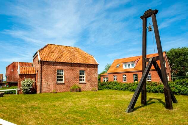 Alte evangelische Inselkirche mit externer Kirchenglocke, Insel Baltrum, Ostfriesland, Niedersachsen, Nordsee, Deutschland, Europa *** Old protestant island church with external church bell, Baltrum Island, East Frisia, Lower Saxony, North Sea, Germany, Europe Copyright: imageBROKER olf iblfra06959998.jpg