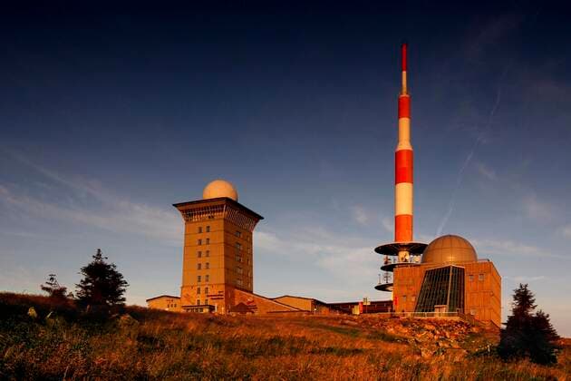 Ehemalige Militäreinrichtungen auf dem Brocken im Abendlicht, Abhörstationen, Stasi-Moschee, Fernsehturm, Brockenhotel, Antennenmast, Brockenhaus, Besucherzentrum des Nationalparks Harz und Museum, Blocksberg, Brockenkuppe, Gipfelplateau, Brocken, Na *** Former military facilities on the Brocken in the evening light, listening stations, Stasi mosque, TV tower, Brocken hotel, antenna mast, Brocken house, visitor centre of the Harz National Park and museum, Blocksberg, Brocken summit, summit plateau, Brocken, Na Copyright: imageBROKER RolandxMarske iblrdm06953759.jpg