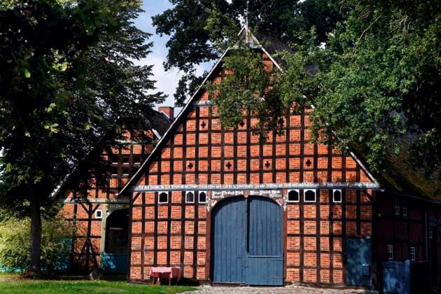 Fachwerkgebäude, Hof eines Rundlingsdorfs im Wendland, niederdeutsches Hallenhaus, Niedersächsische Elbaue, Lüneburger Heide, Grünes Band, Grenzweg, Landkreis Lüchow-Dannenberg, Niedersachsen, Deutschland, Europa *** Half-timbered building, courtyard of a Rundling village in the Wendland, Low German hall house, Lower Saxony Elbe floodplain, Lüneburg Heath, Green Belt, border path, Lüchow Dannenberg district, Lower Saxony, Germany, Europe Copyright: imageBROKER RolandxMarske iblrdm06953917.jpg
