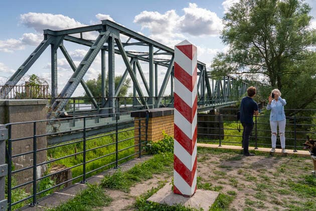 Die Europabrücke über der Oder zwischen dem polnischen Siekierki Woiwodschaft Westpommern) und dem deutschen Neurüdnitz (Landkreis Märkisch-Oderland). Auf dem Foto der von Deutschland noch zu rekonstruierende Brückenteil direkt über der Oder. Für Wanderer und Radfahrer wird die ehemalige Eisenbahnbrücke nach Rekonstruktionsarbeiten im Frühjahr 2022 wieder eröffnet. Die Arbeiten am polnischen Teil der Brücke sind bereits erfolgreich abgeschlossen und dieser Teil ist schon zugänglich. Foto: Volker Hohlfeld Europabrücke *** The Europe Bridge over the Oder between the Polish Siekierki Voivodeship West Pomerania and the German Neurüdnitz County Märkisch Oderland On the photo the part of the bridge directly over the Oder, which is st