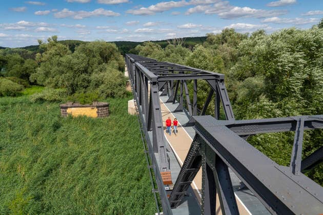 Die Europabrücke über der Oder zwischen dem polnischen Siekierki Woiwodschaft Westpommern) und dem deutschen Neurüdnitz (Landkreis Märkisch-Oderland). Auf dem Foto der polnische Brückenteil. Links neben der Brücke ein Brückenpfeiler der 1892 gebauten Brücke. Für Wanderer und Radfahrer wird die ehemalige Eisenbahnbrücke nach Rekonstruktionsarbeiten im Frühjahr 2022 wieder eröffnet. Die Arbeiten am polnischen Teil der Brücke sind bereits erfolgreich abgeschlossen und dieser Teil ist schon zugänglich. Foto: Volker Hohlfeld Europabrücke *** The Europe Bridge over the Oder between the Polish Siekierki Voivodeship West Pomerania and the German Neurüdnitz County Märkisch Oderland On the photo the Polish part of the bridge To the lef