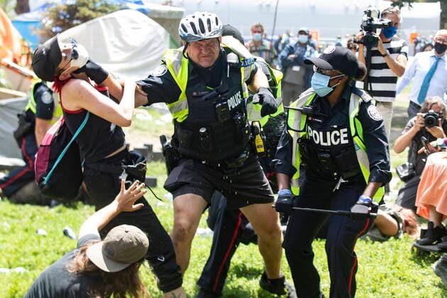 Bilder des Jahres 2021, News 07 Juli News Themen der Woche KW29 News Bilder des Tages July 21, 2021, Toronto, on, Canada: Police remove encampment supporters as they clear Lamport Stadium Park encampment in Toronto on Wednesday July 21, 2021. The operation came a day after a different encampment was cleared at a downtown park. The city has cited the risk of fires and the need to make parks accessible to everyone as factors behind the clearings. Toronto Canada  - ZUMAc35_ 20210721_zaf_c35_019 Copyright: xChrisxYoungx