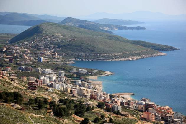 Blick auf die Kueste des Ionischen Meer bei Saranda, Albanien
