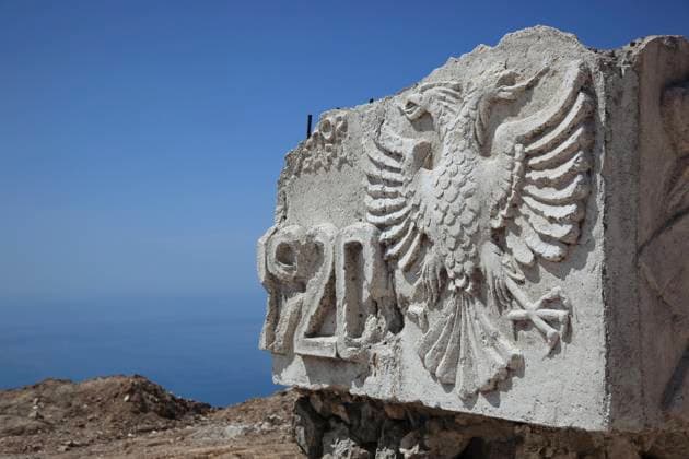 Albanisches Wappenrelief mit Adler an der Bucht von Porto Palermo zwischen Qeparo und Himare, Ionisches Meer, Albanien