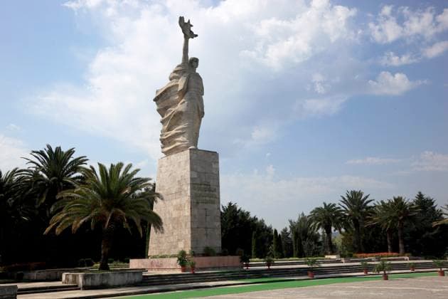 Tirana, Albanien. Mutter Albanien, Nëna Shqipëri, eine nationale Personifikation Albaniens in Form einer Frauenfigur. Denkmal auf dem Heldenfriedhof zu Ehren der Gefallenen des Zweiten Weltkrieges 216394