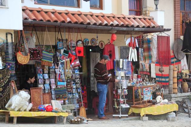 Kruja, Albanien, Souvenirshop am Weg zu Burg und Museum