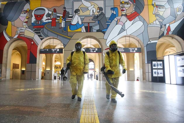 Bilder des Jahres 2021, News 07 Juli News Themen der Woche KW29 News Bilder des Tages MOSCOW, RUSSIA - JULY 22, 2021: Employees of the Leader Center for High Risk Rescue Operations of the Russian Emergencies Ministry carry out disinfection of Leningradsky Railway Station amid the COVID-19 pandemic. Sergei Karpukhin TASS  TS108D56