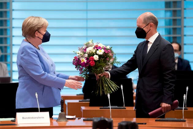 Olaf Scholz, Angela Merkel, Kabinett DEU, Deutschland, Germany, Berlin, 21.07.2021 Ueberreichung Blumenstrauss zum Geburtstag von Merkel. Olaf Scholz, Bundesfinanzminister und Vizekanzler SPD, und Angela Merkel, Bundeskanzlerin CDU, mit FFP-2-Maske, vor der Kabinettssitzung im Berliner Kanzleramt in Berlin. Im Rahmen der Coronakrise wurden die Sitzungen vom Kabinett in den groesseren Infosaal verlagert. en: Scholz with flowers concerning the birthday of Merkel. Olaf Scholz, Minister of Finance and vice chancellor SPD, and Angela Merkel, Chancellor CDU, with protection mask, during a cabinet meeting at the chancellor office in Berlin, Germany