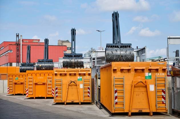 IMAGO Nature: Unsere Erde, Umweltverträgliche Herausforderungen des 21. Jahrhunderts, Recycling Neuer Recycling-Hof der Berliner Stadtreinigung (BSR) in der Gradestrasse in Berlin-Neukölln. New recycling yard of the Berliner Stadtreinigung (BSR) in Gradestrasse in Berlin-Neukölln. snapshot-photography F.Boillot *** New recycling yard of the Berliner Stadtreinigung BSR in Gradestrasse in Berlin Neukölln New recycling yard of the Berliner Stadtreinigung BSR in Gradestrasse in Berlin Neukölln snapshot photography F Boillot