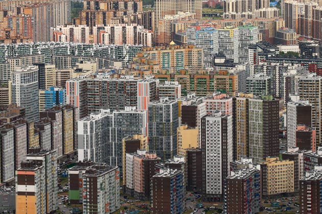 Bilder des Jahres 2021, News 07 Juli News Themen der Woche KW29 News Bilder des Tages KUDROVO, LENINGRAD REGION, RUSSIA - JULY 22, 2021: An aerial view of a residential neighborhood in the town of Kudrovo. Peter Kovalev TASS  TS108D69