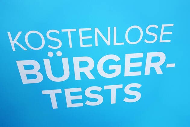 KOSTENLOSE BÜRGERTESTS - COVID-TESTZENTRUM - kostenloser Covid19 Test - Corona-Test - Corona-Schnelltest kostenlos - auf Corona-Infektion testen - Corona - Corona-Krisenzeit - Corona-Schnelltest -Testzentrum - Corona-Kontaktverfolgung - öffentliches Leben - Corona-Infektion - Coronafallzahlen - COVID-19 - SARS-CoV-2 - Immunisierung gegen Covid‘19 - Corona-Krise - Corona-Pandemie - Virus - Viren - Corona-Einschränkungen - Coronavirus-Ausbreitung stoppen - Kampf gegen das Corona-Virus - Angst vor dem Coronavirus - Schutz vor dem Coronavirus - Sichtbare Corona-Maßnahme - öffentlicher Raum - Eindämmung von Corona-Infektionen - Coronavirus-Epidemie - Berlin, Deutschland, DEU, GER, 05.07.2021 - Berlin-Mitte: Aufschrift an einer Fassade: K