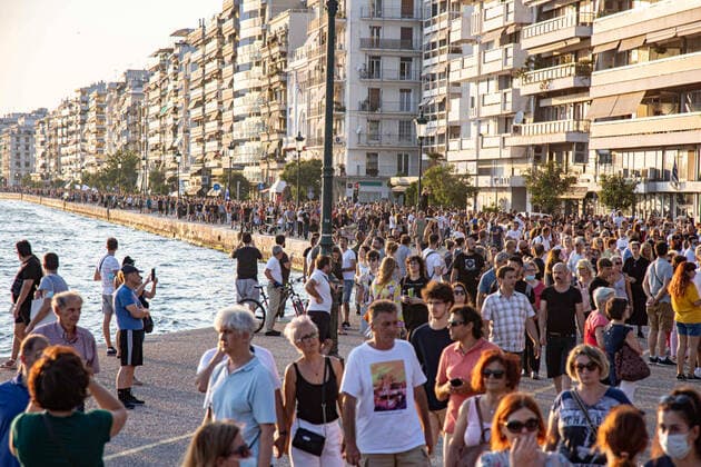 Demonstration Against The Mandatory Vaccine In Thessaloniki Thousnads of people are seen marching at the seafront of Thessaloniki during the Anti-Vaccination protest. Demonstration Against The Mandatory Vaccine was held in Thessaloniki and Athens in Greece on Wednesday July 21, 2021. One week after the massive protest against the mandatory vaccination the anti-vaxx campaign continues with a big group protesting in the streets of the city of Thessaloniki. The protest was organized via social media by anti-vaccination believers. According to the group more than 40.000 people participated, while the police estimated unofficially slightly around 15.000 people participating in the demonstration. As the Greek government is passing a legislation  Copyright: xNicolasxEconomoux
