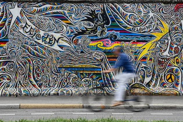 Berlin East Side Gallery 21.07.2021,Ein Tourist fährt auf einem Rad in Berlin an der East Side Gallery , dem groeßten noch verbliebenem Reststück der Berliner Mauer. Copyright: xLakomski Eibner-Pressefotox EP_dli