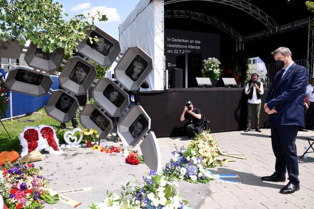 Bilder des Jahres 2021, News 07 Juli News Themen der Woche KW29 News Bilder des Tages Markus Söder beim Gedenkakt zum 5. Jahrestag des Attentats am OEZ am Denkmal Für euch . München, 22.07.2021 *** Markus Söder at the commemorative act for the 5th anniversary of the assassination at the OEZ at the memorial For You Munich, 22 07 2021 Foto:xS.xAdamx xFuturexImage