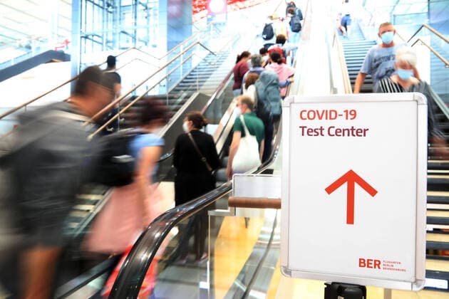 22.07.2021, Berlin - Brandenburg - Deutschland. Hinweis auf ein Corona-Testcenter im Flughafen BER.