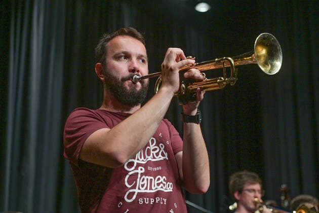 Konzert Winterreise des Christian Muthspiel & Orjazztra Vienna, im Rahmen der Salzkammergut Festwochen Gmunden, in der Kitzmantelfabrik in Vorchdorf, am 22.07.21. Das Bild zeigt den Trompeter Gerhard Ornig 2021 - Konzert Winterreise des Christian Muthspiel & Orjazztra Vienna, im Rahmen der Salzkammergut Festwochen Gmunden, in der Kitzmantelfabrik in Vorchdorf, am 22.07.21