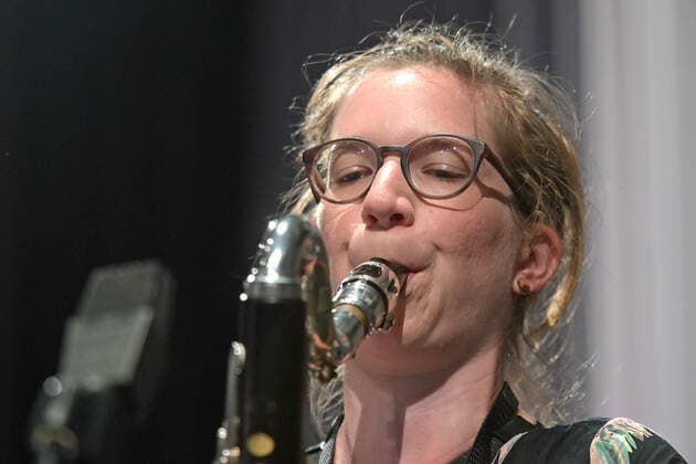 Konzert Winterreise des Christian Muthspiel & Orjazztra Vienna, im Rahmen der Salzkammergut Festwochen Gmunden, in der Kitzmantelfabrik in Vorchdorf, am 22.07.21. Das Bild zeigt die Bassklarinettistin der Band 2021 - Konzert Winterreise des Christian Muthspiel & Orjazztra Vienna, im Rahmen der Salzkammergut Festwochen Gmunden, in der Kitzmantelfabrik in Vorchdorf, am 22.07.21