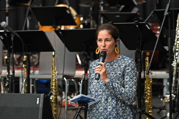 Konzert Winterreise des Christian Muthspiel & Orjazztra Vienna, im Rahmen der Salzkammergut Festwochen Gmunden, in der Kitzmantelfabrik in Vorchdorf, am 22.07.21. Das Bild zeigt die die kaufmännische Geschäftsführerin der Salzkammergut Festwochen Gmunden, Johanna Mitterbauer, während ihrer Begrüßungsansprache 2021 - Konzert Winterreise des Christian Muthspiel & Orjazztra Vienna, im Rahmen der Salzkammergut Festwochen Gmunden, in der Kitzmantelfabrik in Vorchdorf, am 22.07.21