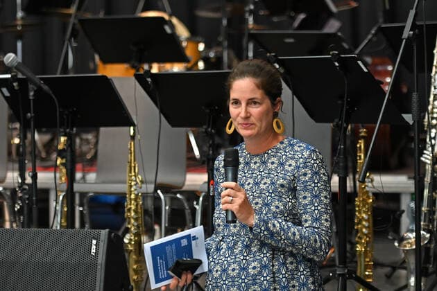 Konzert Winterreise des Christian Muthspiel & Orjazztra Vienna, im Rahmen der Salzkammergut Festwochen Gmunden, in der Kitzmantelfabrik in Vorchdorf, am 22.07.21. Das Bild zeigt die die kaufmännische Geschäftsführerin der Salzkammergut Festwochen Gmunden, Johanna Mitterbauer, während ihrer Begrüßungsansprache 2021 - Konzert Winterreise des Christian Muthspiel & Orjazztra Vienna, im Rahmen der Salzkammergut Festwochen Gmunden, in der Kitzmantelfabrik in Vorchdorf, am 22.07.21
