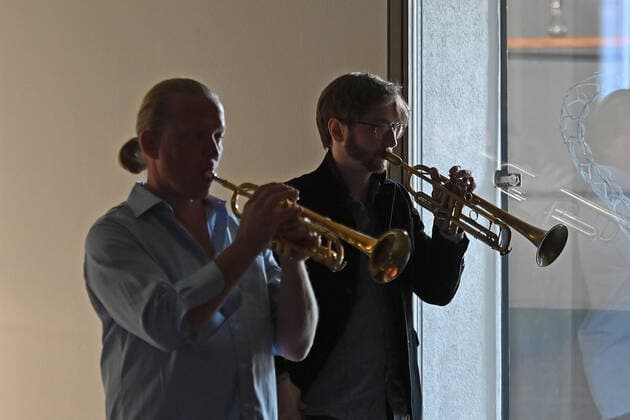 Konzert Winterreise des Christian Muthspiel & Orjazztra Vienna, im Rahmen der Salzkammergut Festwochen Gmunden, in der Kitzmantelfabrik in Vorchdorf, am 22.07.21. Das Bild zeigt zwei Trompeter der Musikgruppe 2021 - Konzert Winterreise des Christian Muthspiel & Orjazztra Vienna, im Rahmen der Salzkammergut Festwochen Gmunden, in der Kitzmantelfabrik in Vorchdorf, am 22.07.21