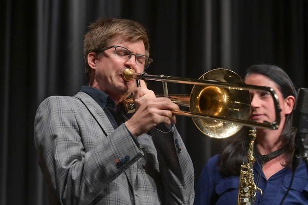 Konzert Winterreise des Christian Muthspiel & Orjazztra Vienna, im Rahmen der Salzkammergut Festwochen Gmunden, in der Kitzmantelfabrik in Vorchdorf, am 22.07.21. Das Bild zeigt den Posaunisten Alois Eberl und die Saxophonistin Ilse Riedler 2021 - Konzert Winterreise des Christian Muthspiel & Orjazztra Vienna, im Rahmen der Salzkammergut Festwochen Gmunden, in der Kitzmantelfabrik in Vorchdorf, am 22.07.21