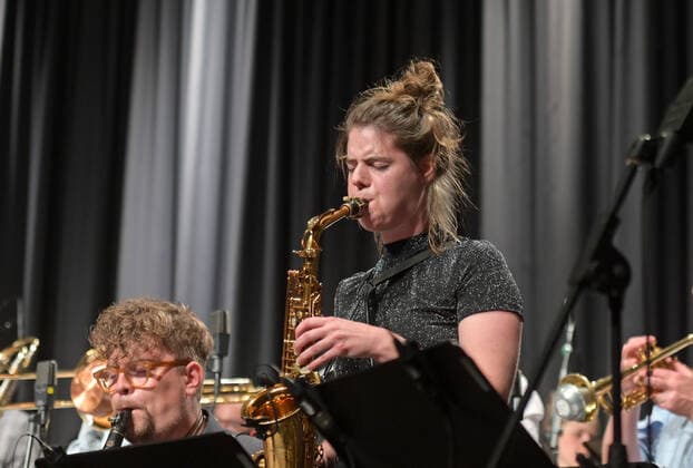 Konzert Winterreise des Christian Muthspiel & Orjazztra Vienna, im Rahmen der Salzkammergut Festwochen Gmunden, in der Kitzmantelfabrik in Vorchdorf, am 22.07.21. Das Bild zeigt die Saxophonistin Astrid Wiesinger 2021 - Konzert Winterreise des Christian Muthspiel & Orjazztra Vienna, im Rahmen der Salzkammergut Festwochen Gmunden, in der Kitzmantelfabrik in Vorchdorf, am 22.07.21