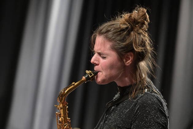 Konzert Winterreise des Christian Muthspiel & Orjazztra Vienna, im Rahmen der Salzkammergut Festwochen Gmunden, in der Kitzmantelfabrik in Vorchdorf, am 22.07.21. Das Bild zeigt die Saxophonistin Astrid Wiesinger 2021 - Konzert Winterreise des Christian Muthspiel & Orjazztra Vienna, im Rahmen der Salzkammergut Festwochen Gmunden, in der Kitzmantelfabrik in Vorchdorf, am 22.07.21