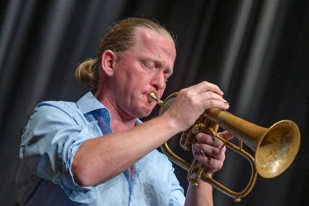 Konzert Winterreise des Christian Muthspiel & Orjazztra Vienna, im Rahmen der Salzkammergut Festwochen Gmunden, in der Kitzmantelfabrik in Vorchdorf, am 22.07.21. Das Bild zeigt den Trompeter Lorenz Raab 2021 - Konzert Winterreise des Christian Muthspiel & Orjazztra Vienna, im Rahmen der Salzkammergut Festwochen Gmunden, in der Kitzmantelfabrik in Vorchdorf, am 22.07.21