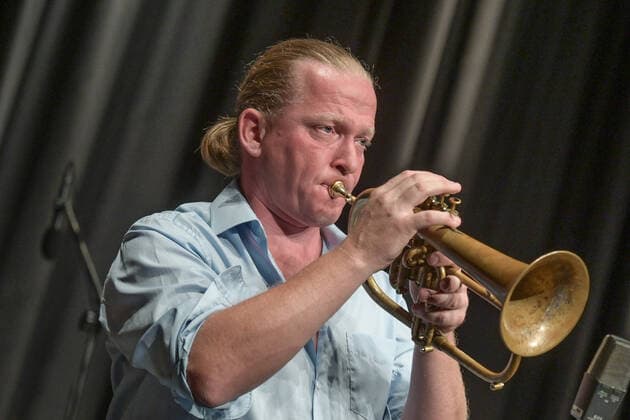 Konzert Winterreise des Christian Muthspiel & Orjazztra Vienna, im Rahmen der Salzkammergut Festwochen Gmunden, in der Kitzmantelfabrik in Vorchdorf, am 22.07.21. Das Bild zeigt den Trompeter Lorenz Raab 2021 - Konzert Winterreise des Christian Muthspiel & Orjazztra Vienna, im Rahmen der Salzkammergut Festwochen Gmunden, in der Kitzmantelfabrik in Vorchdorf, am 22.07.21