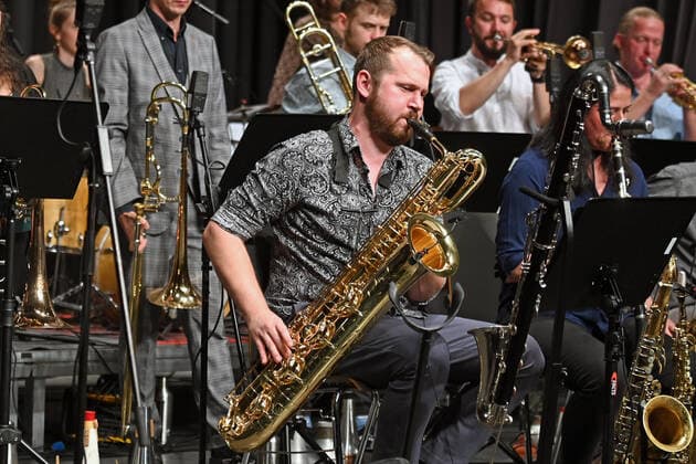 Konzert Winterreise des Christian Muthspiel & Orjazztra Vienna, im Rahmen der Salzkammergut Festwochen Gmunden, in der Kitzmantelfabrik in Vorchdorf, am 22.07.21. Das Bild zeigt den Baritonsaxophonisten der Band 2021 - Konzert Winterreise des Christian Muthspiel & Orjazztra Vienna, im Rahmen der Salzkammergut Festwochen Gmunden, in der Kitzmantelfabrik in Vorchdorf, am 22.07.21