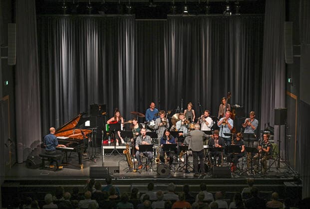 Konzert Winterreise des Christian Muthspiel & Orjazztra Vienna, im Rahmen der Salzkammergut Festwochen Gmunden, in der Kitzmantelfabrik in Vorchdorf, am 22.07.21. Das Bild zeigt das Orchester Orjazztra Vienna, mit seinem Dirigenten Christian Muthspiel 2021 - Konzert Winterreise des Christian Muthspiel & Orjazztra Vienna, im Rahmen der Salzkammergut Festwochen Gmunden, in der Kitzmantelfabrik in Vorchdorf, am 22.07.21