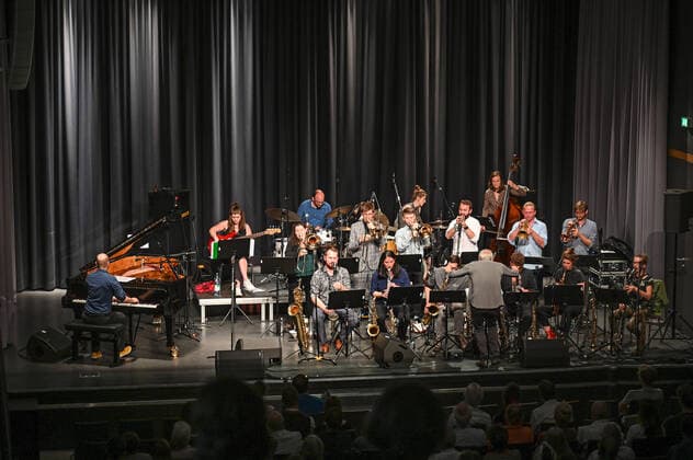Konzert Winterreise des Christian Muthspiel & Orjazztra Vienna, im Rahmen der Salzkammergut Festwochen Gmunden, in der Kitzmantelfabrik in Vorchdorf, am 22.07.21. Das Bild zeigt das Orchester Orjazztra Vienna, mit seinem Dirigenten Christian Muthspiel 2021 - Konzert Winterreise des Christian Muthspiel & Orjazztra Vienna, im Rahmen der Salzkammergut Festwochen Gmunden, in der Kitzmantelfabrik in Vorchdorf, am 22.07.21