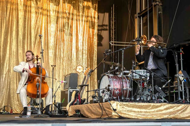 Janos Mijnssen und Tillmann Ostendarp von der Goran KoÄ y Vokalist Orkestar Band begeleiten Faber live beim Picknick Konzert auf der Zoopark Festwiese. Erfurt, 22.07.2021