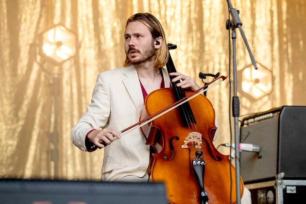 Janos Mijnssen von der Goran KoÄ y Vokalist Orkestar Band begeleitet Faber live beim Picknick Konzert auf der Zoopark Festwiese. Erfurt, 22.07.2021