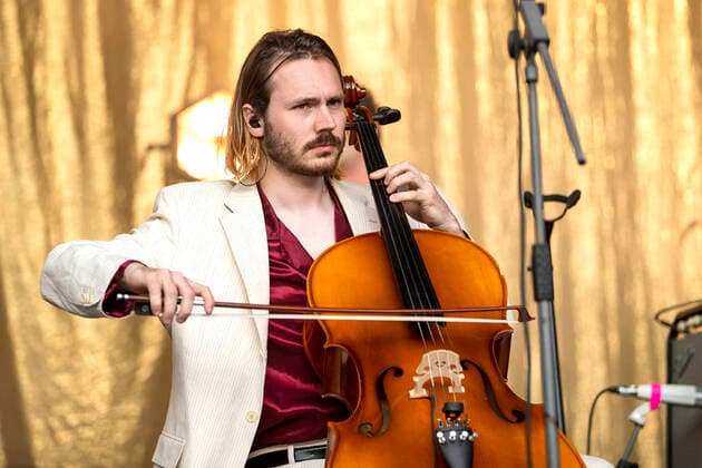 Janos Mijnssen von der Goran KoÄ y Vokalist Orkestar Band begeleitet Faber live beim Picknick Konzert auf der Zoopark Festwiese. Erfurt, 22.07.2021