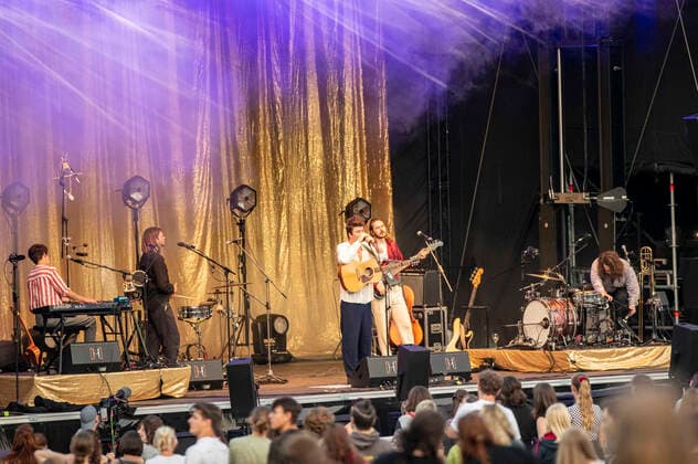 Goran Koc, Max Kämmerling, Faber, Janos Mijnssen und Tillmann Ostendarp live beim Picknick Konzert auf der Zoopark Festwiese. Erfurt, 22.07.2021