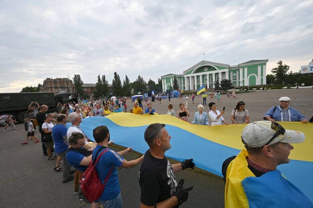 SIEVIERODONETSK, UKRAINE - JULY 22, 2021 - People hold a large Ukrainian flag in celebration of seven years since the liberation of the city from illegal military groups in Myru (Peace) Square, Sievierodonetsk, Luhansk Region, eastern Ukraine. 7th anniversary since liberation of Sievierodonetsk  Copyright: xOleksiixKovalovx