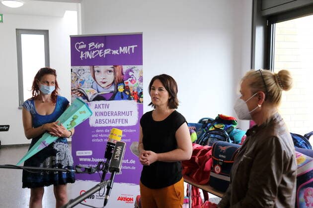 Kanzlerkandidatin Annalena Baerbock (Bündnis 90 Die Grünen) übergibt von Familien gespendete Schulranzen an das Büro Kinder(ar)mut der AWO in Potsdam, 23. Juli 2021. V.l.n.r. Franziska Löffler (Leitung Büro Kinder(ar)mut), Kanzlerkandidatin Annalena Baerbock (Bündnis 90 Die Grünen) und Angela Schweers (Vorstandsvorsitzende AWO Potsdam Bezirksverband). Schulranzen Spende