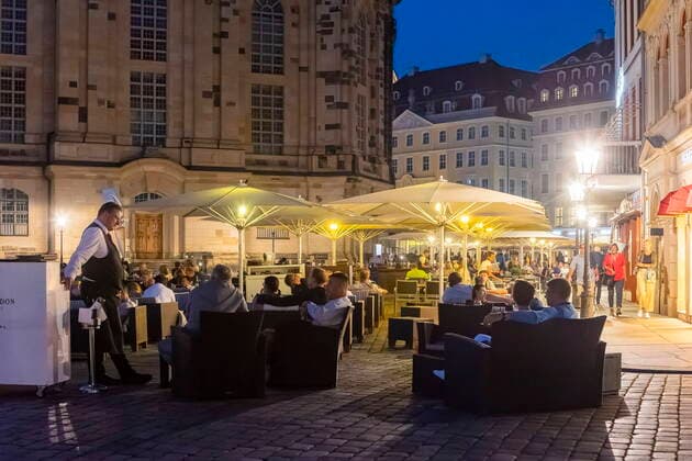 Nachtleben Aussengastronomie auf dem Dresdner Neumarkt an der Frauenkirche, Dank der aktuellen Corona Lockerungen, kehrt wieder etwas Normalität auch in den touristischen Alltag ein. Dresden Sachsen GERMANY