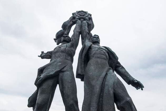  Heldenstatuen, Bogen der Völkerfreundschaft, Kiew oder Kiewer Hauptstadt der Ukraine *** Statues of heroes, Arch of Friendship of Peoples, Kiev or Kiev capital of Ukraine Copyright: imageBROKER/MichaelxRunkel iblrun06962704.jpg