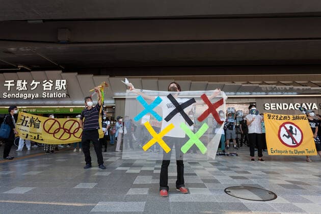 Bilder des Jahres 2021, News 07 Juli News Themen der Woche KW29 News Bilder des Tages Tokio 2020 im Jahr 2021, Anti-Olympia-Protest July 23, 2021, Tokyo, Japan: Protesters hold banners during a protest against the 2020 Tokyo Olympics in front of Sendagaya Station..The delayed 2020 Tokyo Olympics opened on Friday July 23rd despite increasing Coronavirus infection numbers meaning there were no spectators inside the stadium to watch the opening ceremony. Tokyo Japan - ZUMAs197 20210723_zaa_s197_090 Copyright: xDamonxCoulterx