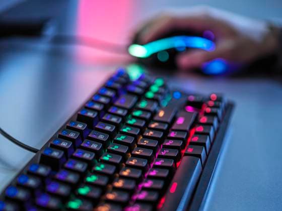 IMAGO Creative, Lifestyle, Gaming Gaming keyboard with illuminated keypad on table model released Symbolfoto property released ABRF00898