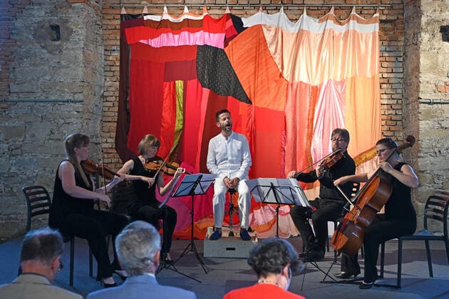 Entertainment Bilder des Tages Konzert des Atalante Quartetts mit dem Tenor Daniel Johannsen, in der Hipphalle in Gmunden, im Rahmen der Salzkammergut Festwochen Gmunden, am 23.07.21. Das Bild zeigt den Tenor Daniel Johannsen mit dem Atalante-Quartett während des Konzertes. 2021 - Konzert des Atalante Quartetts mit dem Tenor Daniel Johannsen, in der Hipphalle in Gmunden, im Rahmen der Salzkammergut Festwochen Gmunden, am 23.07.21