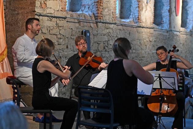 Konzert des Atalante Quartetts mit dem Tenor Daniel Johannsen, in der Hipphalle in Gmunden, im Rahmen der Salzkammergut Festwochen Gmunden, am 23.07.21. Das Bild zeigt den Tenor Daniel Johannsen mit dem Atalante-Quartett während des Konzertes. 2021 - Konzert des Atalante Quartetts mit dem Tenor Daniel Johannsen, in der Hipphalle in Gmunden, im Rahmen der Salzkammergut Festwochen Gmunden, am 23.07.21