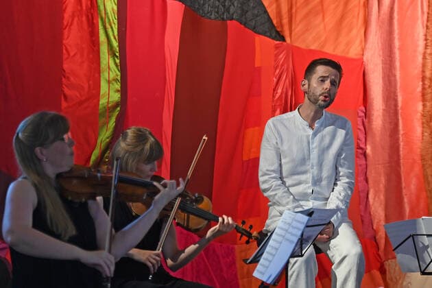 Konzert des Atalante Quartetts mit dem Tenor Daniel Johannsen, in der Hipphalle in Gmunden, im Rahmen der Salzkammergut Festwochen Gmunden, am 23.07.21. Das Bild zeigt den Tenor Daniel Johannsen während des Konzertes mit zwei Geigerinnen. 2021 - Konzert des Atalante Quartetts mit dem Tenor Daniel Johannsen, in der Hipphalle in Gmunden, im Rahmen der Salzkammergut Festwochen Gmunden, am 23.07.21