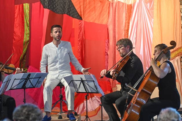 Konzert des Atalante Quartetts mit dem Tenor Daniel Johannsen, in der Hipphalle in Gmunden, im Rahmen der Salzkammergut Festwochen Gmunden, am 23.07.21. Das Bild zeigt den Tenor Daniel Johannsen während des Konzertes mit dem Geiger Thomas Koslowsky und der Violoncellistin Lisa Kürner 2021 - Konzert des Atalante Quartetts mit dem Tenor Daniel Johannsen, in der Hipphalle in Gmunden, im Rahmen der Salzkammergut Festwochen Gmunden, am 23.07.21